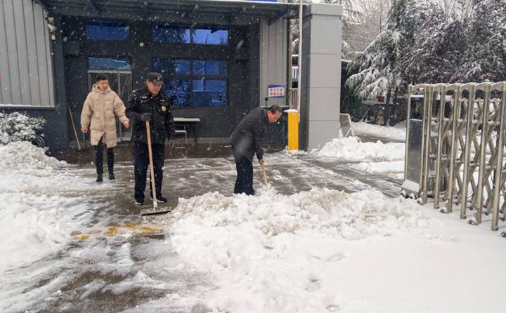 集團黨支部書(shū)記景奉全帶領(lǐng)應急小組，冒雪對公司門(mén)口路面進(jìn)行清掃，保障員工出行安全。